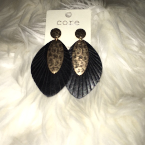 Black oval leather fringe w/gold metal earrings - Picture 2 of 3